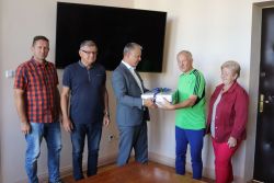 Burmistrz Robert Czapla przekazał Bosmanowi Nowogard laptopa